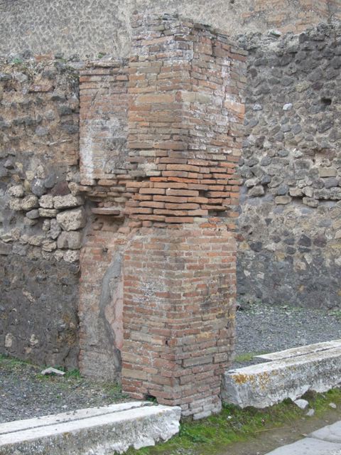 VII.9.28 Pompeii. December 2005. Looking south, on the left is a masonry counter with 3 urns against the east wall. At the rear of the counter is a water basin and doorway to the rear room with a window in its north wall, on the right.