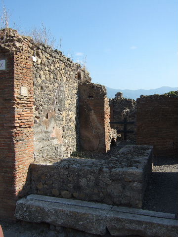 VII.9.30 Pompeii.  September 2005.  East side of entrance on Via degli Augustali.