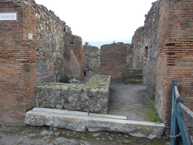 VII.9.30 Pompeii.  September 2005.  Groove in marble sill for shutter.

