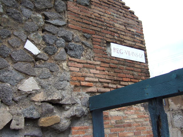 VII.12 Pompeii. December 2005. Vicolo di Eumachia, looking south. VII.9.31 on right.