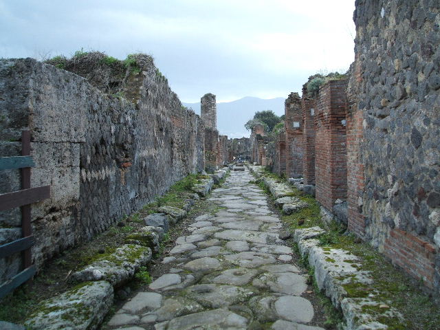 VII.9.31 Pompeii. December 2005. Entrance doorway on west side of Vicolo di Eumachia.