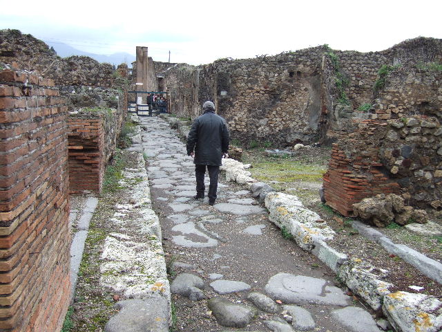 VII.9.36 Pompeii, December 2005. Entrance doorway, looking south-west towards other doorway at VII.9.37.