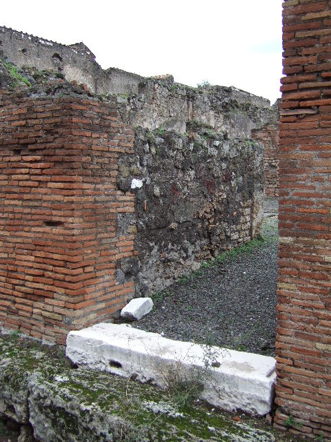 VII.9.38 Pompeii. December 2005. Looking north across atrium, from entrance corridor. 