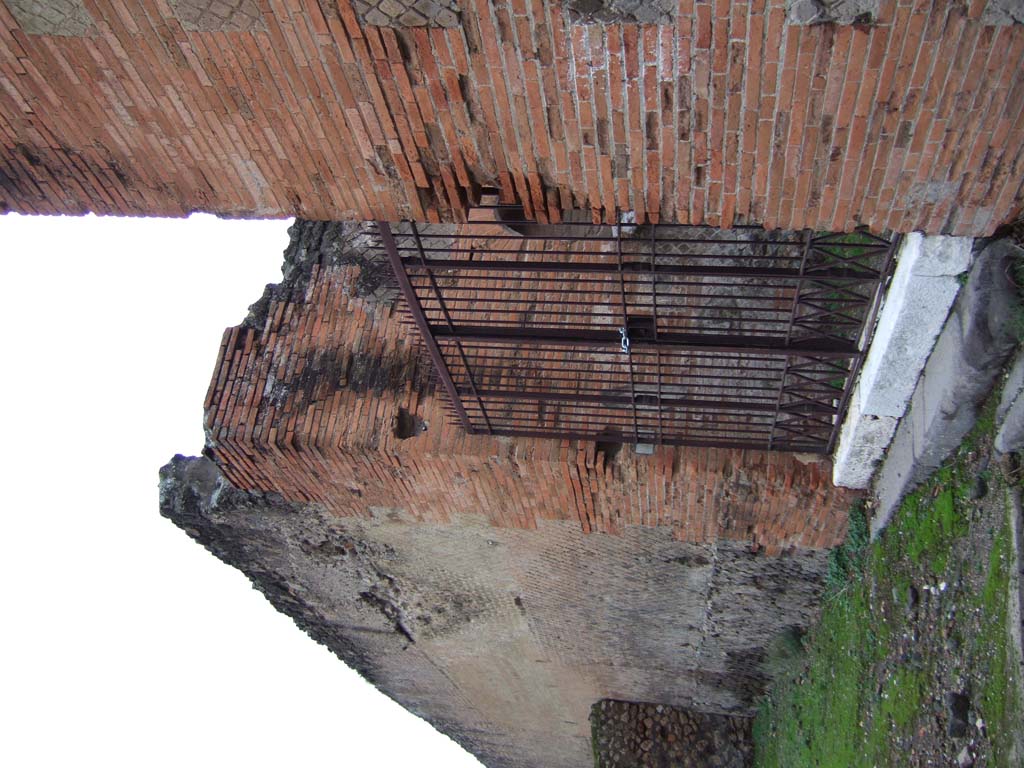 VII.9.42 Pompeii. September 2005. Entrance, with street altar and steps.