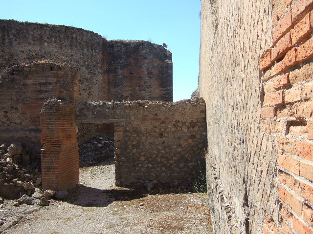 VII.9.43 Pompeii. December 2005. Looking west through entrance doorway.