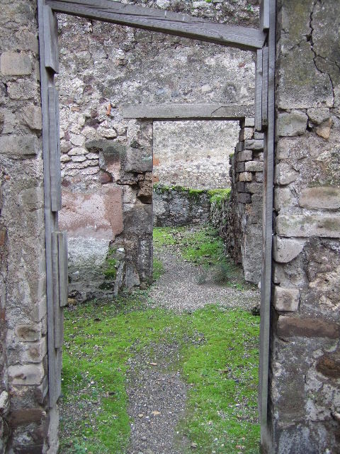 VII.9.43 Pompeii. December 2005. Doorway in north wall.