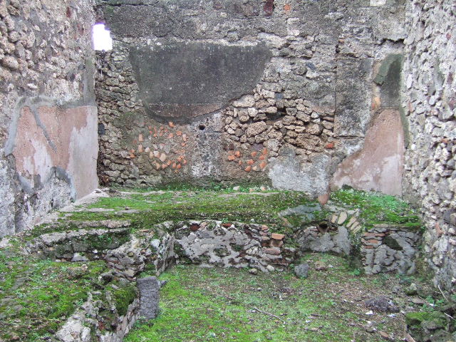 VII.9.43 Pompeii. December 2005. Looking north from corridor into vaulted room on east side.