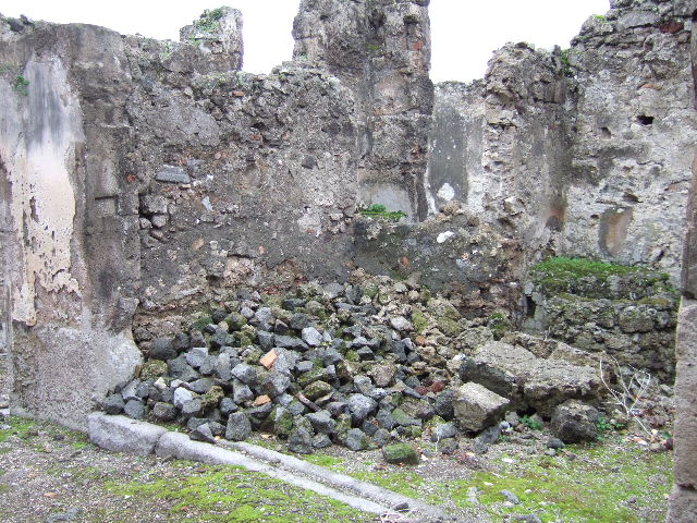 VII.9.46 Pompeii. December 2005. South-east corner, with site of podium, basin and deep well. According to Breton, when excavated there was a well that was 35.25m deep here. See Breton, Ernest. 1870. Pompeia, Guide de visite a Pompei, 3rd ed. Paris, Guerin.