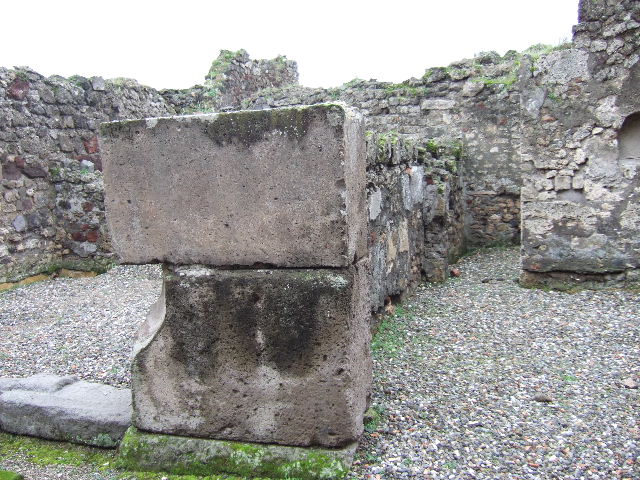 VII.9.50 Pompeii.  December 2005. Entrance and east wall of shop.