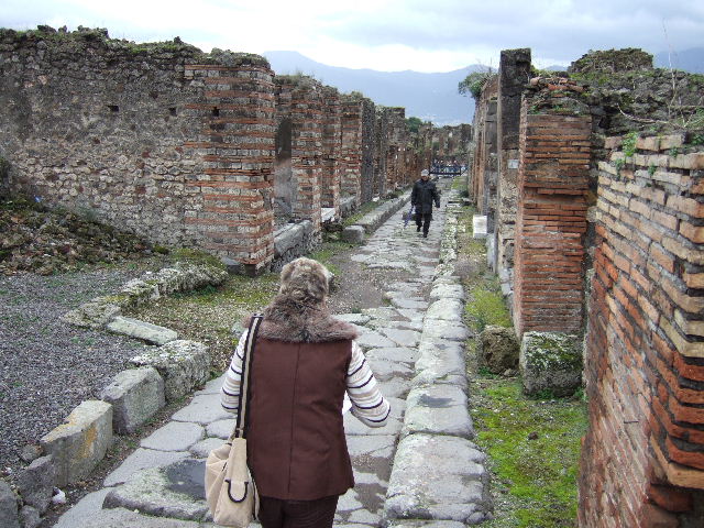 VII.9.55 Pompeii.  Shop on  Vicolo di Eumachia.  Photographed 1970-79 by Günther Einhorn, picture courtesy of his son Ralf Einhorn.

