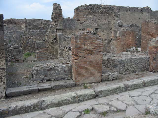 VII.9.55 Pompeii. December 2005. Looking west across counter.  