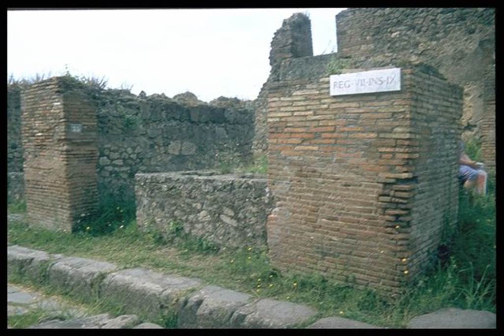 VII.9.55 Pompeii.  Shop on  Vicolo di Eumachia.  Photographed 1970-79 by Gnther Einhorn, picture courtesy of his son Ralf Einhorn.
