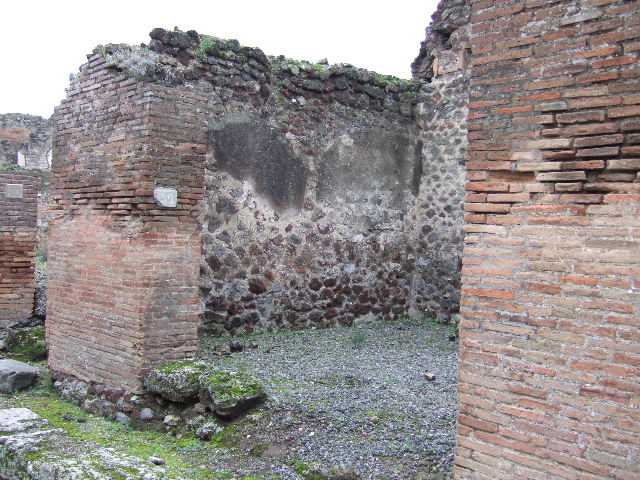 VII.9.59 Pompeii. December 2005. Looking west across shop. According to Eschebach, on the left would have been the counter, but no longer visible.
On the right would have been the steps to the upper floor with a latrine beneath them. The cistern-mouth can also be seen on the right.
See Eschebach, L., 1993. Gebäudeverzeichnis und Stadtplan der antiken Stadt Pompeji. Köln: Böhlau. (p.318)