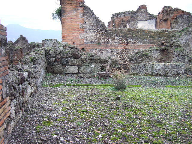 VII.9.60 Pompeii. March 2009. Looking north from top of Eumachia’s Building. VII.9.61/62 is in the lower right hand corner.