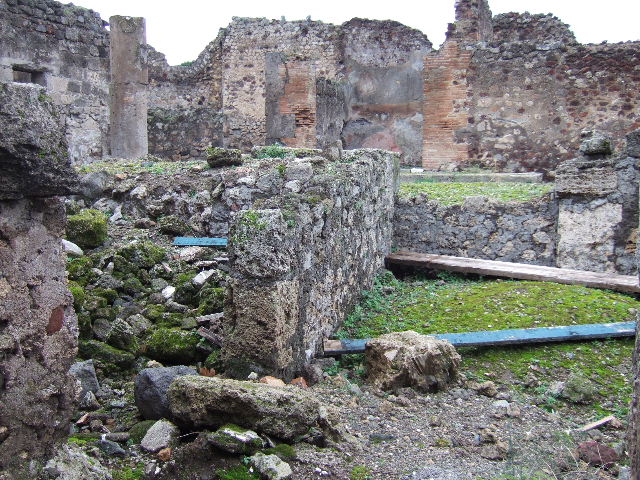 VII.9.62 Pompeii. March 2009. Looking north to entrance room and small room, from top of Eumachia’s Building.