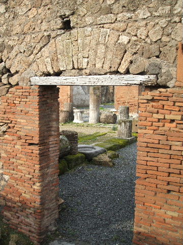 VII.9.65 Pompeii. December 2005. Looking north into peristyle area of VII.9.47. 