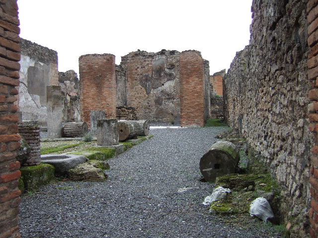 Vicolo degli Scheletri, Pompeii. Looking west towards VII.9.64 and VII.9.65. December 2004.
