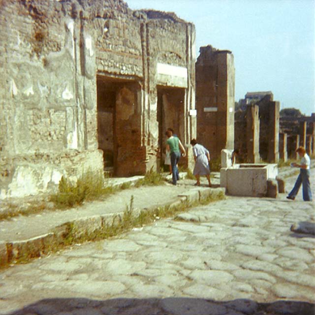 VII.9.68 Pompeii. March 2009. North east corner, with alcove.