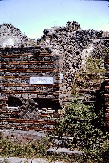 VII.10.4/3/2/1 Pompeii. December 2004. Looking east from Eumachia’s building.