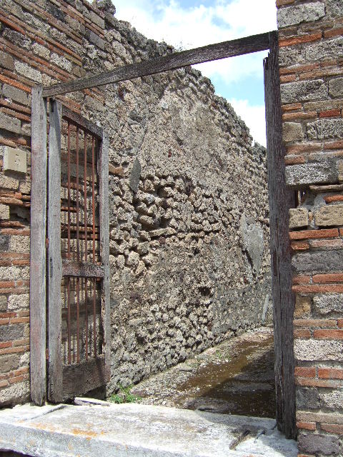 VII.10.5 Pompeii. December 2005. Atrium floor, on east side of entrance corridor.   