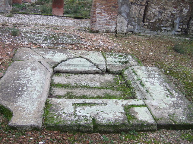 VII.10.5 Pompeii. December 2005. On the left, doorway looking through into doorway of cubiculum, on north side of peristyle. On the right side of the pilaster, one of the two entrances from the atrium to the peristyle. 
