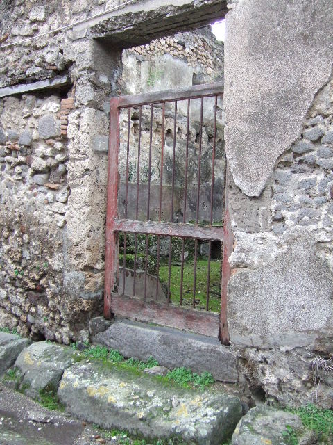 VII.10.13 Pompeii. Officina lanifricaria. December 2007. Entrance.