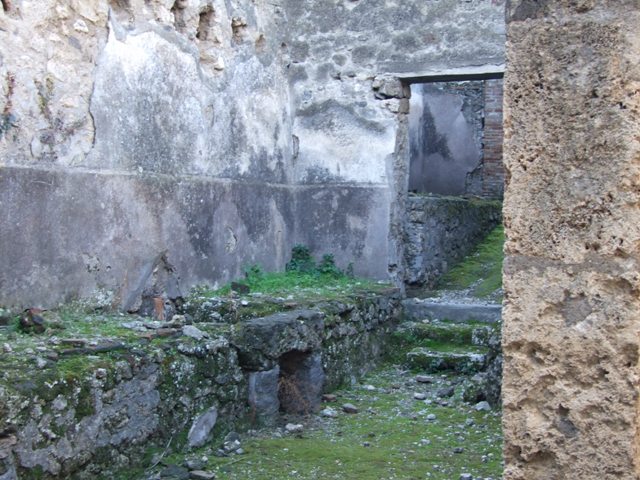 VII.10.13 Pompeii. Officina lanifricaria. December 2007. Door to room with vaulted rear area.