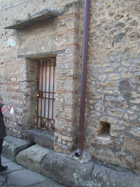 VII.10.14 Pompeii. December 2007. Tapered recess in wall to north of entrance.