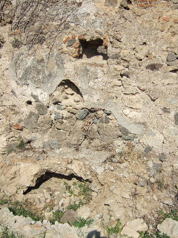 VII.12.13 Pompeii. September 2005. Down-pipe built into column on east wall of corridor.