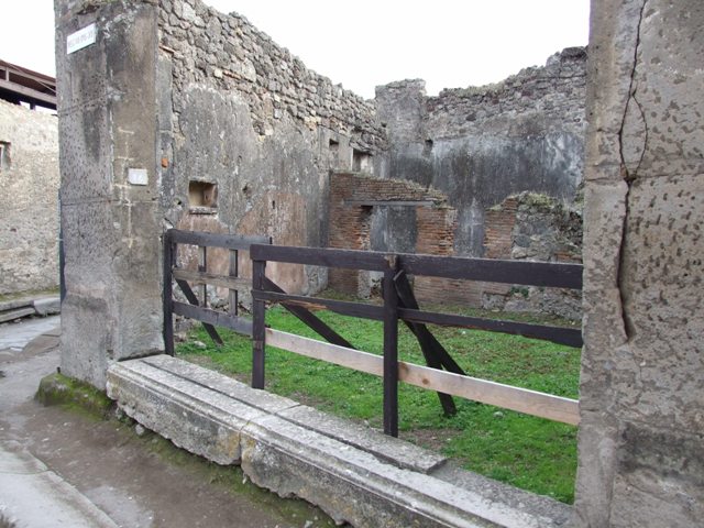 VII.12.14 Pompeii.  September 2005.  Entrance at corner of Via degli Augustali, and Vicolo del Lupanare.