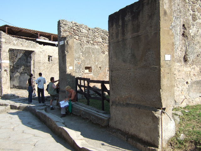 VII.12.14 Pompeii.  December 2007.   East wall with niche.