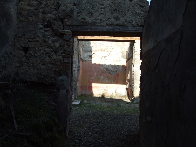 VII.12.23  Pompeii.  Casa del Camillo.  December 2005.  Looking north along fauces.