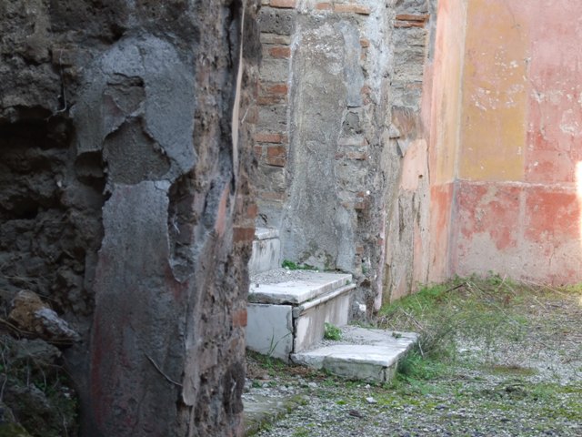VII.12.23 Pompeii. December 2007. West side of fauces. According to Eschebach, this may have been the site of the steps to the upper floor, with latrine beneath.
See Eschebach, L., 1993. Gebäudeverzeichnis und Stadtplan der antiken Stadt Pompeji. Köln: Böhlau.(p.330)
