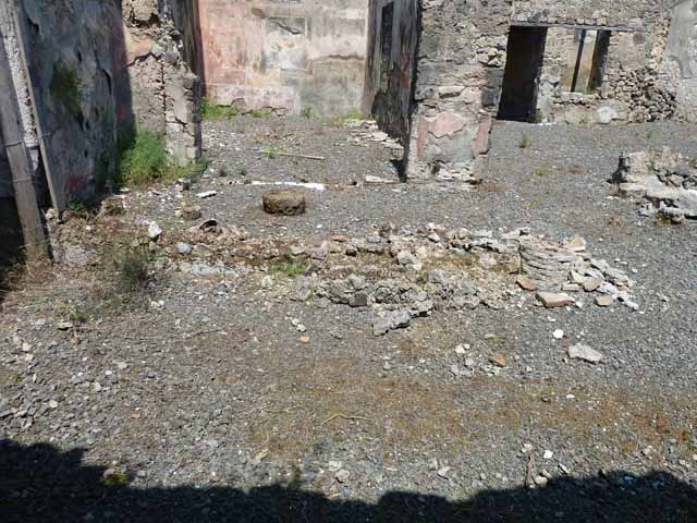 VII.12.26 Pompeii. May 2010. West wall of triclinium, north- west corner and north wall.