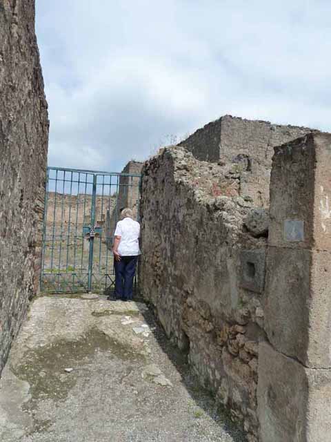 VII.13.4 Pompeii. May 2010. Cubiculum on east side of atrium.