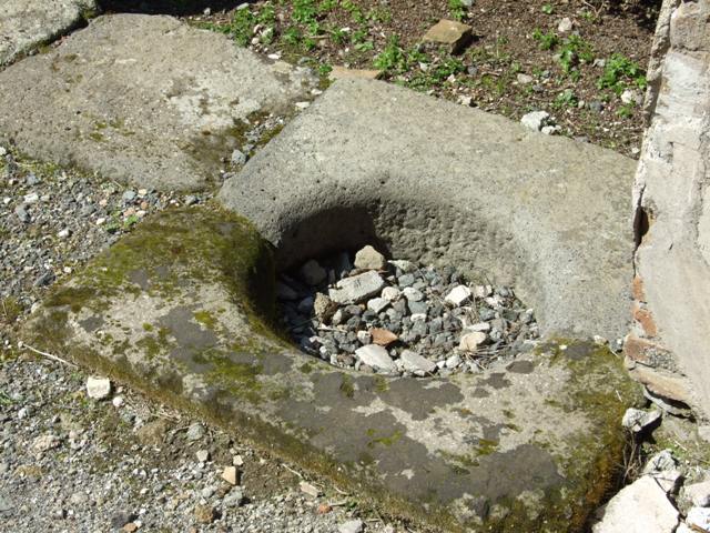 VII.14.9 Pompeii. March 2009. Garden area. Cistern at east end of portico between pillars.