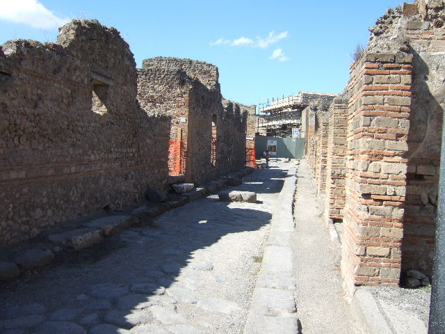 VII.14.15 Pompeii. December 2006. Entrance doorway, looking west from Vicolo del Lupanare.  