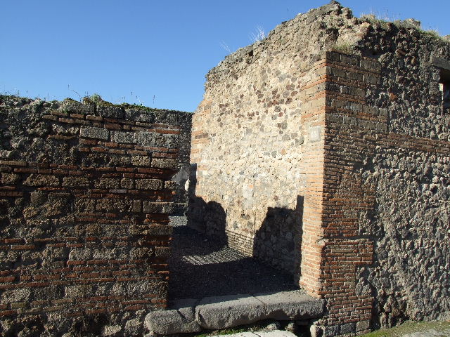 VII.14.15 Pompeii. December 2006. Cubiculum on south side of entrance corridor. 