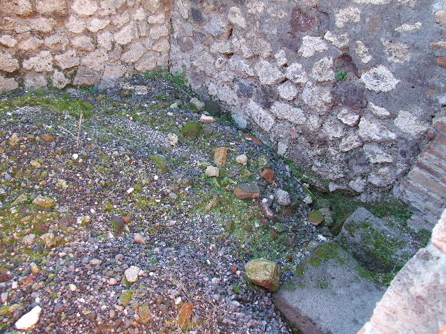 VII.14.15 Pompeii. December 2006. Masonry bench or feature (perhaps altar, according to Eschebach) in south-west corner of atrium,  