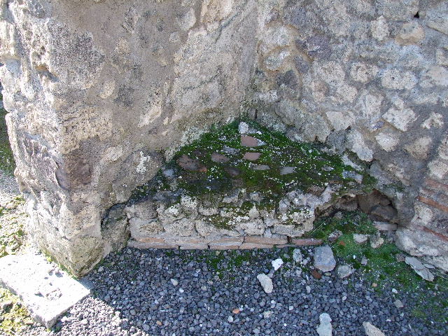VII.14.15 from VII.14.13 Pompeii. May 2005. Looking north across room in south-west corner of atrium. 

