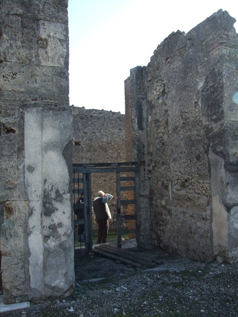 VII.15.2 Pompeii.  September 2005.  Looking across Atrium to Tablinum.