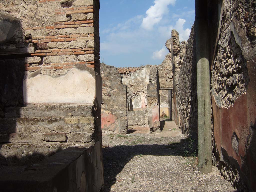 VII.15.5 Pompeii. September 2005. Looking north across small atrium or yard towards rear rooms.