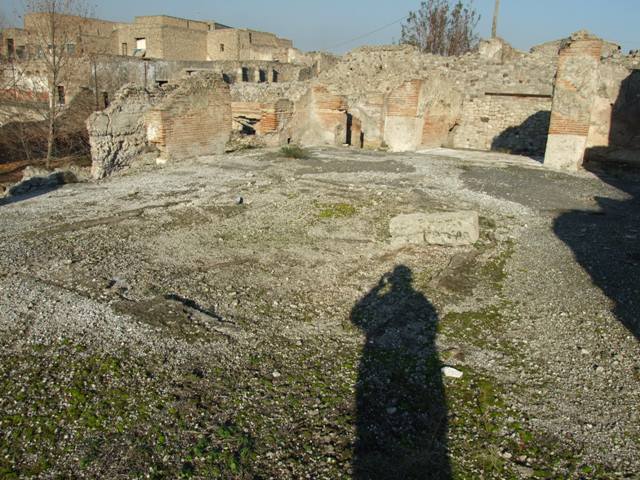 VII.16.15 Pompeii. September 2005. West end of north side of room 2, atrium.
There are no rooms at this level on this side only a vertical drop to rooms on the lower level.