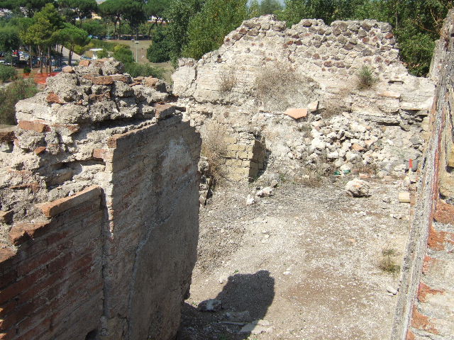 Front wall of VII.16.16 in Vicolo del Gigante. September 2004.