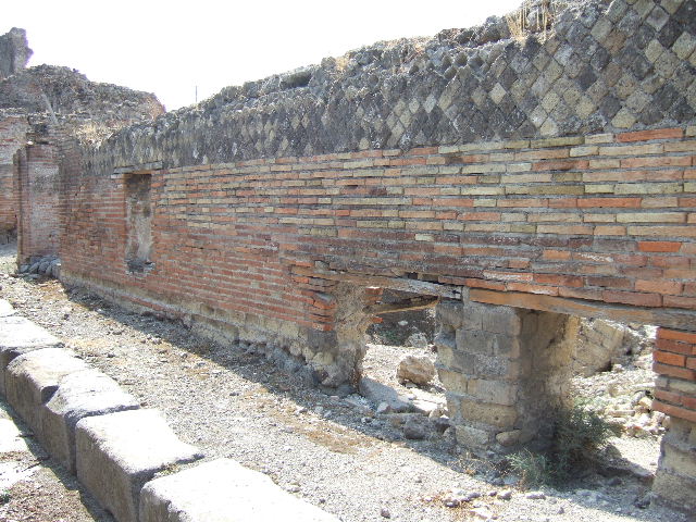 VII.16.16 Pompeii. May 2010. Unnumbered area at rear of VII.16.16.