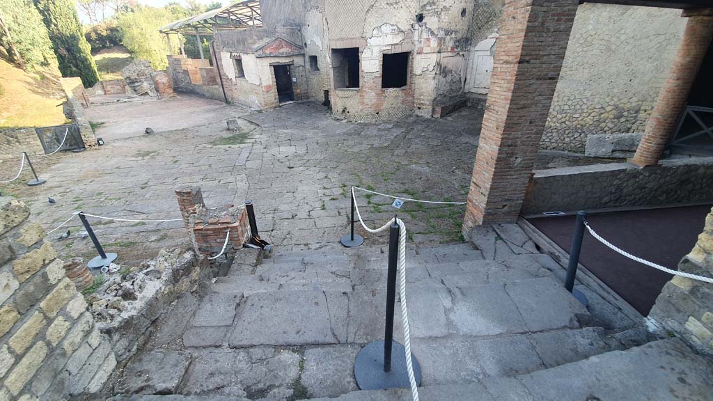 VII.16.a Pompeii. August 2021. Looking down steps to courtyard C from entrance doorway.
Foto Annette Haug, ERC Grant 681269 DÉCOR.
