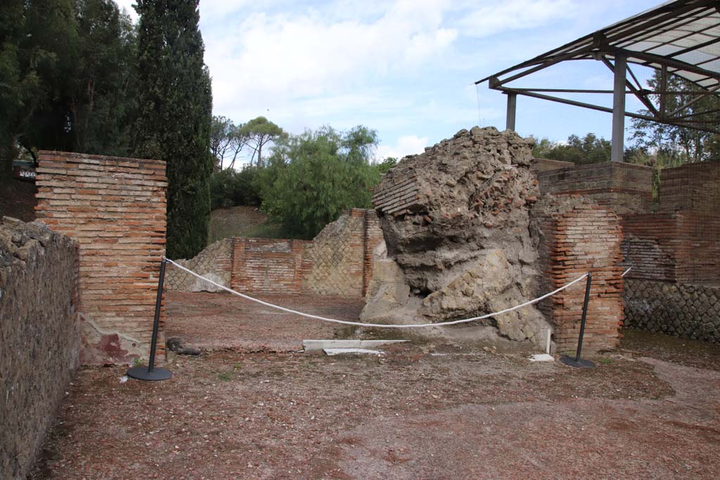 VII.16.a Pompeii. October 2020. Looking towards room at the north end of courtyard C, with remains of large piece of debris from the eruption.
Photo courtesy of Klaus Heese. 
