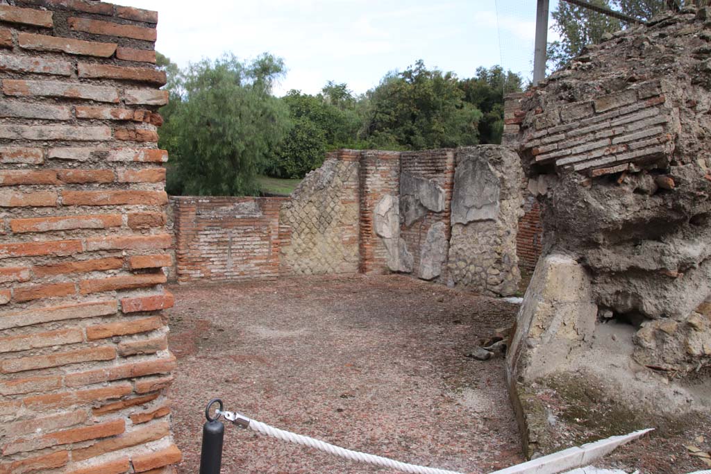 VII.16.a Pompeii. October 2020. Room at the north end of courtyard C, with remains of large piece of debris from the eruption.
Photo courtesy of Klaus Heese.
