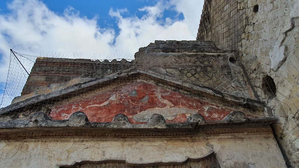 VII.16.a Pompeii. July 2021. Decorative stucco above doorway to room 1.
Foto Annette Haug, ERC Grant 681269 DÉCOR.
