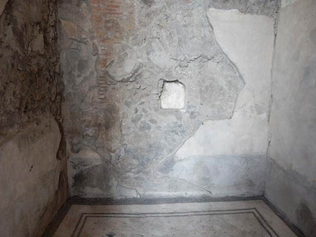 VIII.2.1 Pompeii. May 2018. North wall of cubiculum on east side of entrance corridor.
Photo courtesy of Buzz Ferebee.
